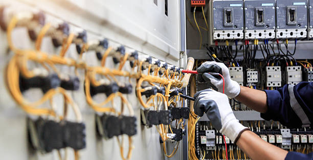 Professional Electrician technician working in Zephyrhills North, FL